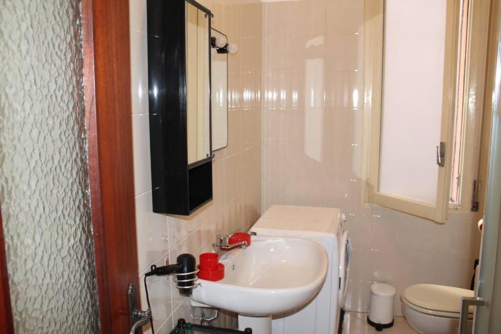 Casa Bilocale In Centro Vicino Stazione Apartment Voghera Bagian luar foto